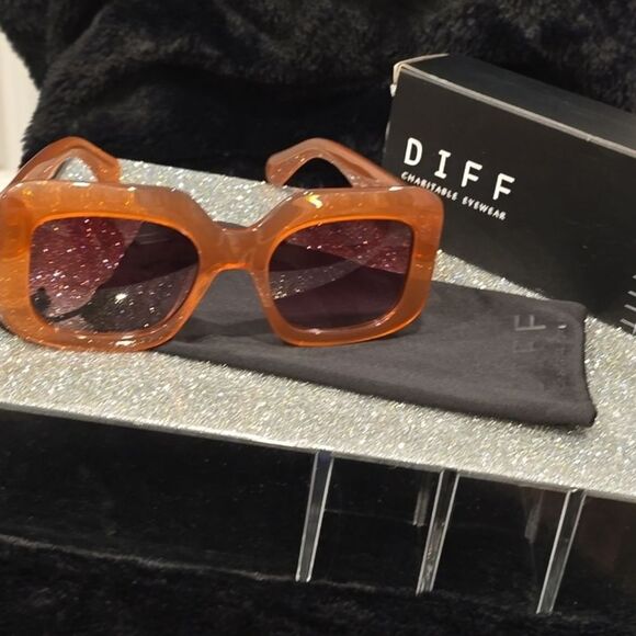 DIFF Eyewear Giada Rectangular Sunglasses- Dusty Mauve - Picture 5 of 7